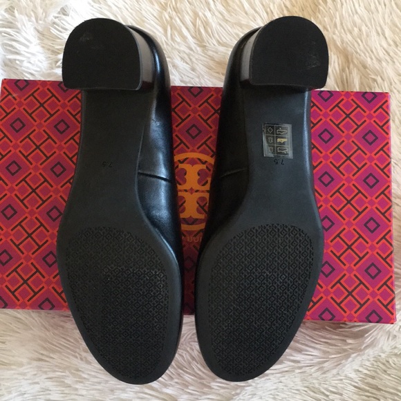 Tory Burch Chelsea Medallion Pump - Picture 2 of 5